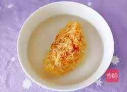 Illustration of how to make cantaloupe and white fungus soup 3