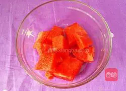 Illustration of how to make carrot and watermelon milkshake 5