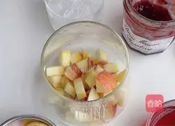 Illustration of how to make peach and raspberry drink 2