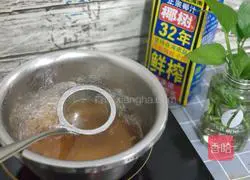 Illustration of how to make duck poop fragrant and hit milk 4