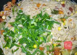 Illustration of how to make colorful braised noodles 9