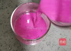 Illustration of how to make dragon fruit milkshake 11