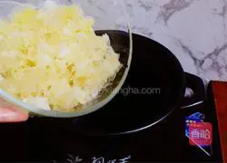 Illustration of how to make white fungus and apple soup 4