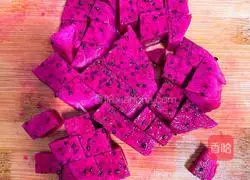 Illustration of how to make dragon fruit milkshake 2