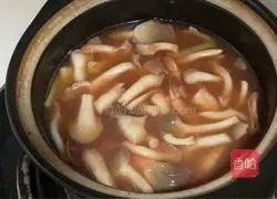 Illustration of how to make tomato, shrimp and mushroom soup 8