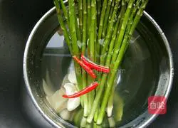 Illustration of how to make cold garlic asparagus 2