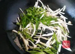 Illustration of how to make hand-shredded green pepper and king oyster mushroom noodles 3