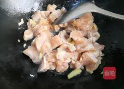 Illustration of how to make chicken breast with onions 5