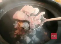 Illustration of how to make chicken soup with cuttlefish and lotus seeds 6