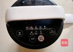 Illustration of how to make wolfberry walnut soy milk 7