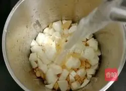 Illustration of how to make yam and corn soup 7