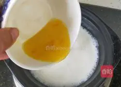 Illustration of how to make peach gum stewed in milk 3