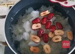 Illustration of how to make rock sugar, snow pear and white fungus soup 5
