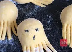 Illustration of how to make baby octopus steamed buns 10