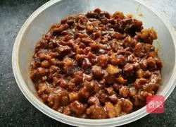 Illustration of how to make barbecued pork buns 3