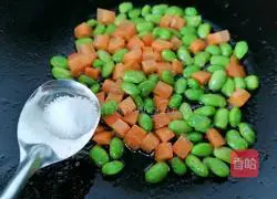 Illustration of how to make fried carrots and shrimps 7