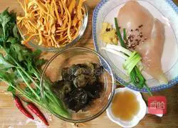 Illustration of how to make chicken breast with Cordyceps flowers 1