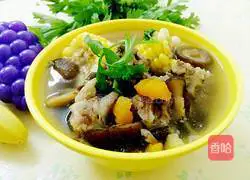 Corn Illustration of how to make mushroom and pork ribs soup 7