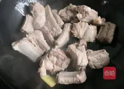 Illustration of how to make carrot, corn, yam and pork ribs soup 9