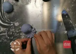 Illustration of how to make octopus bean paste buns 12