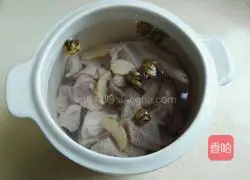 Illustration of how to make American ginseng and dendrobium lean meat soup 6