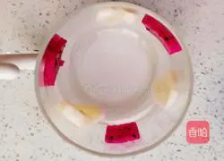 Illustration of how to make fruit and nut yogurt cups 4