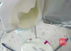 Illustration of how to make dragon fruit yogurt shake 3