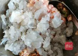 Illustration of how to steam cabbage and pork with pink skin 5