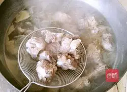 Illustration of how to make pork ribs and yam soup 6