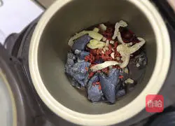 Illustration of making red dates, wolfberry, dangshen and black-bone chicken soup 8