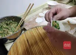 Illustration of how to make fresh meat and prawn dumplings 19