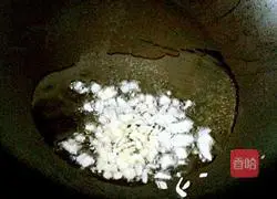 Illustration of how to stir-fry bacon with garlic sprouts 4