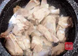 Illustration of how to make chestnut, radish and pork ribs soup (strengthening the spleen and kidneys) 4