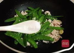 Illustration of how to make fried meat with snow peas 11