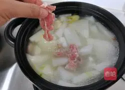 Illustration of how to make smooth meat and winter melon soup 6