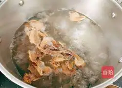 Illustration of how to make bigfoot fungus, bean sprouts and beef tendon soup 10