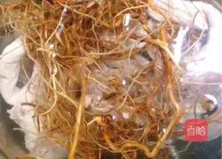 Illustration of how to make grass root small intestine soup 5