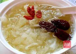 Illustration of how to make white fungus and pear syrup 5