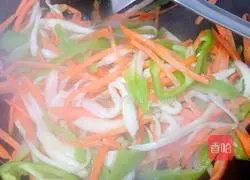 Illustration of how to tear king oyster mushrooms by hand 6