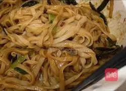 Illustration of how to make noodles with scallion oil 9