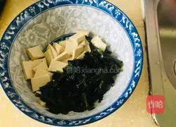 Sea vegetable and tofu Illustration of how to make soup 1