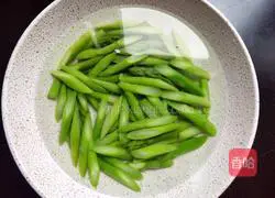 Illustration of how to make cold garlic asparagus 6