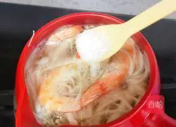 Illustration of how to make mushroom and shrimp soup 16