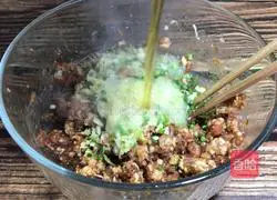 Illustration of how to make mushroom and cabbage meat buns 6