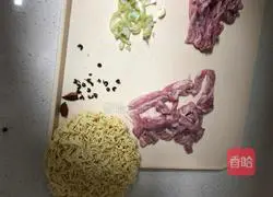 Illustration of how to make shredded pork noodles with pickled vegetables 1