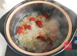 Illustration of how to make rock sugar, red dates and white fungus soup 6