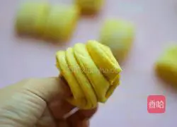 Illustration of how to make pumpkin rolls 9