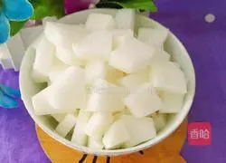 Illustration of how to make white radish, seaweed and white fungus soup 3