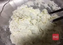 Illustration of how to make dumpling skins 1