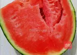 Illustration of how to make watermelon juice 1